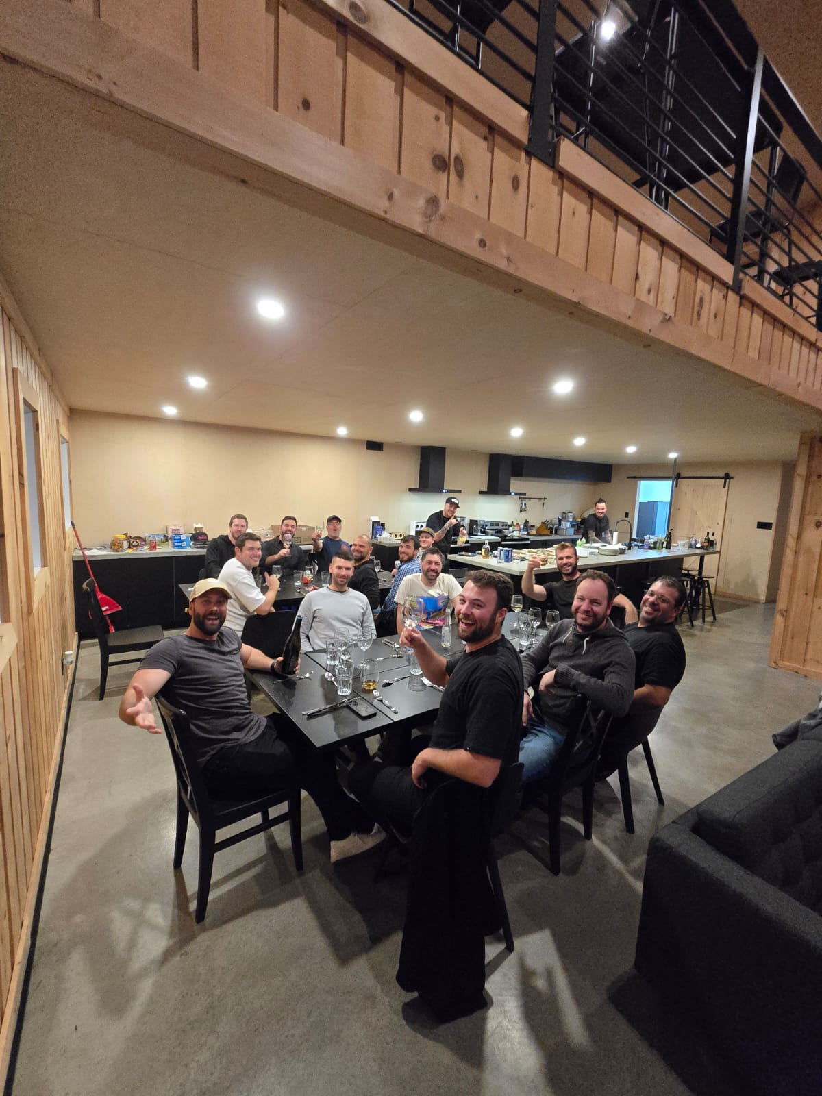 Groupe attablé dans le lodge