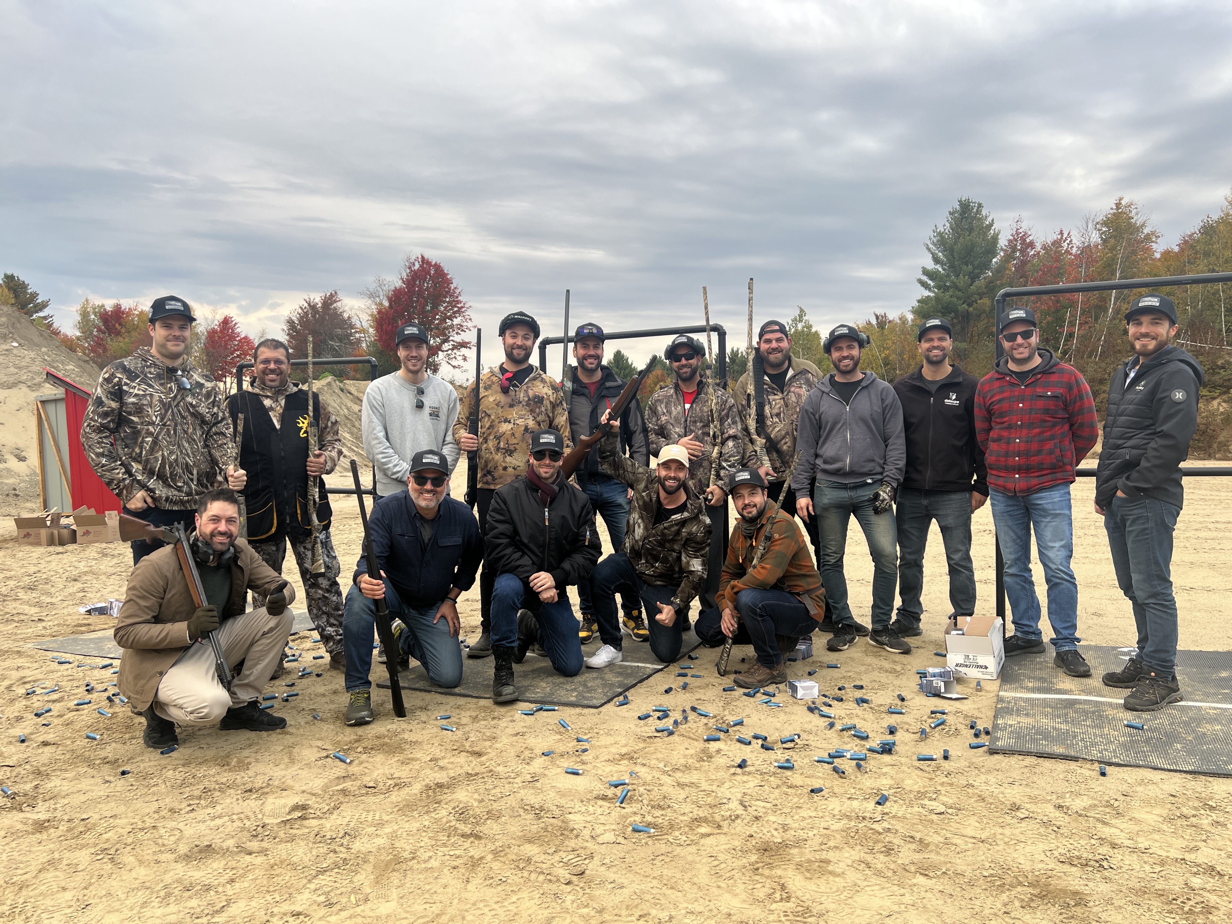Groupe au stand de tir, pigeons d'argile