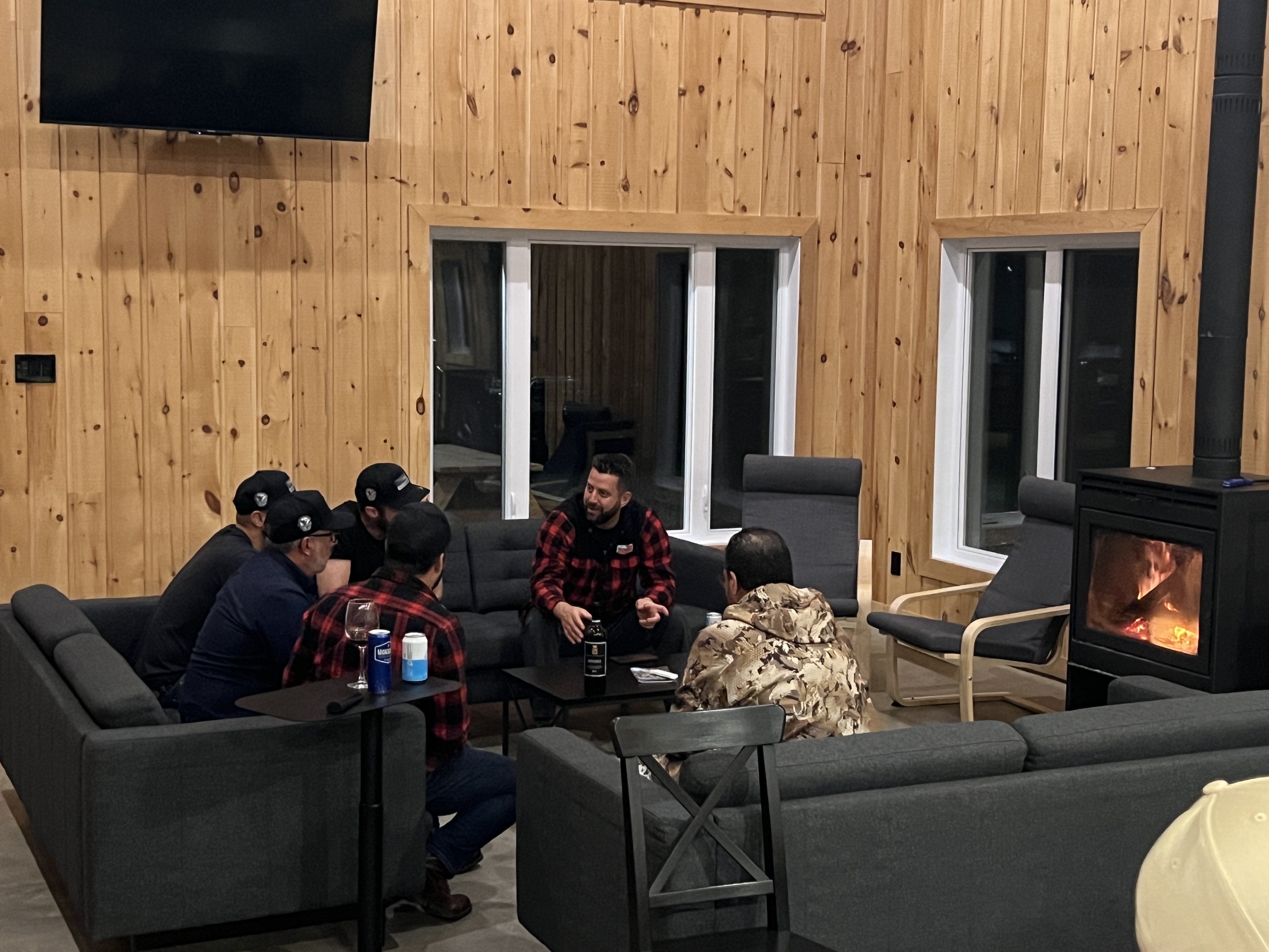 Groupe au salon près du foyer