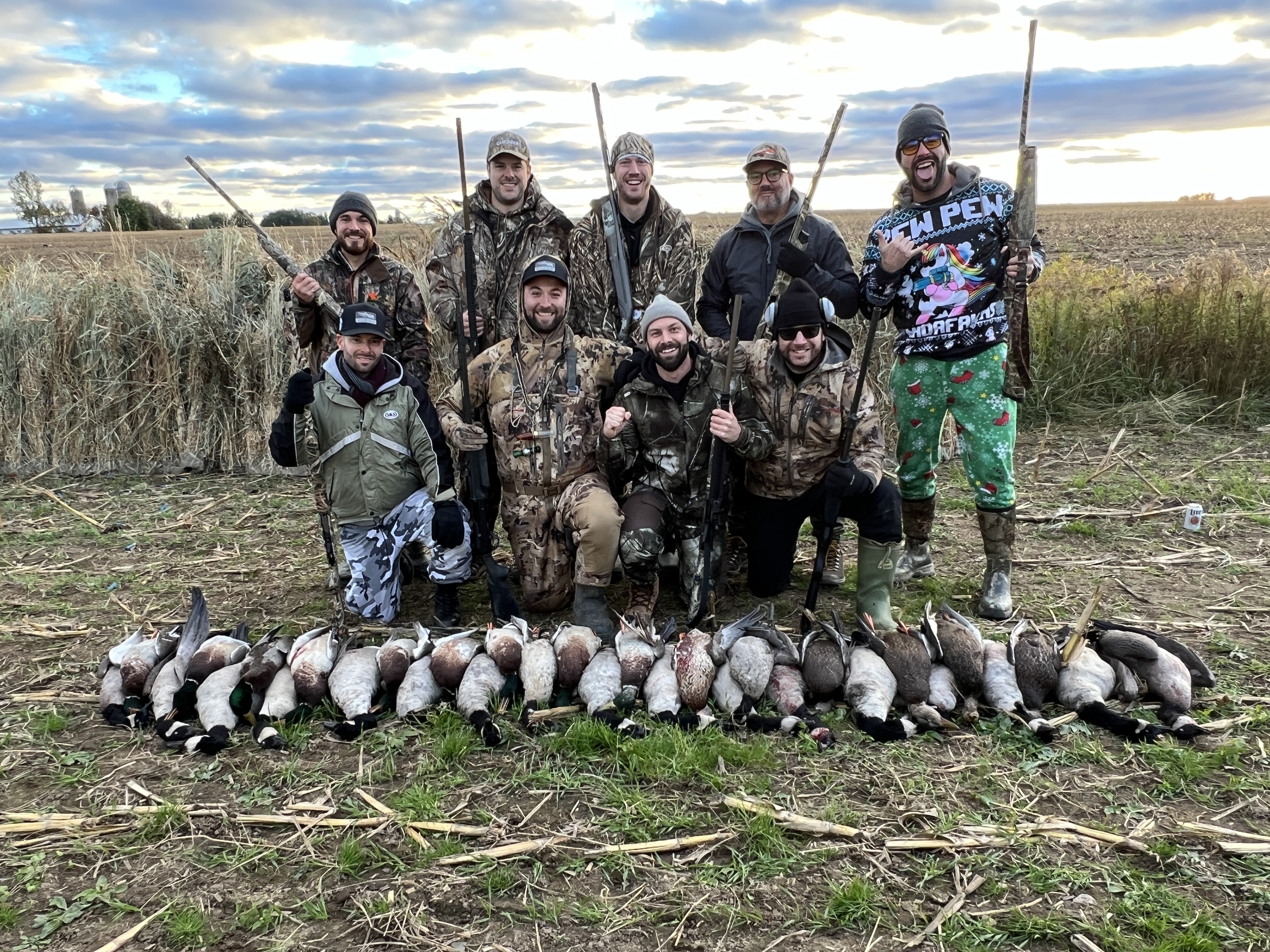 Groupe de chasseurs au coucher du soleil