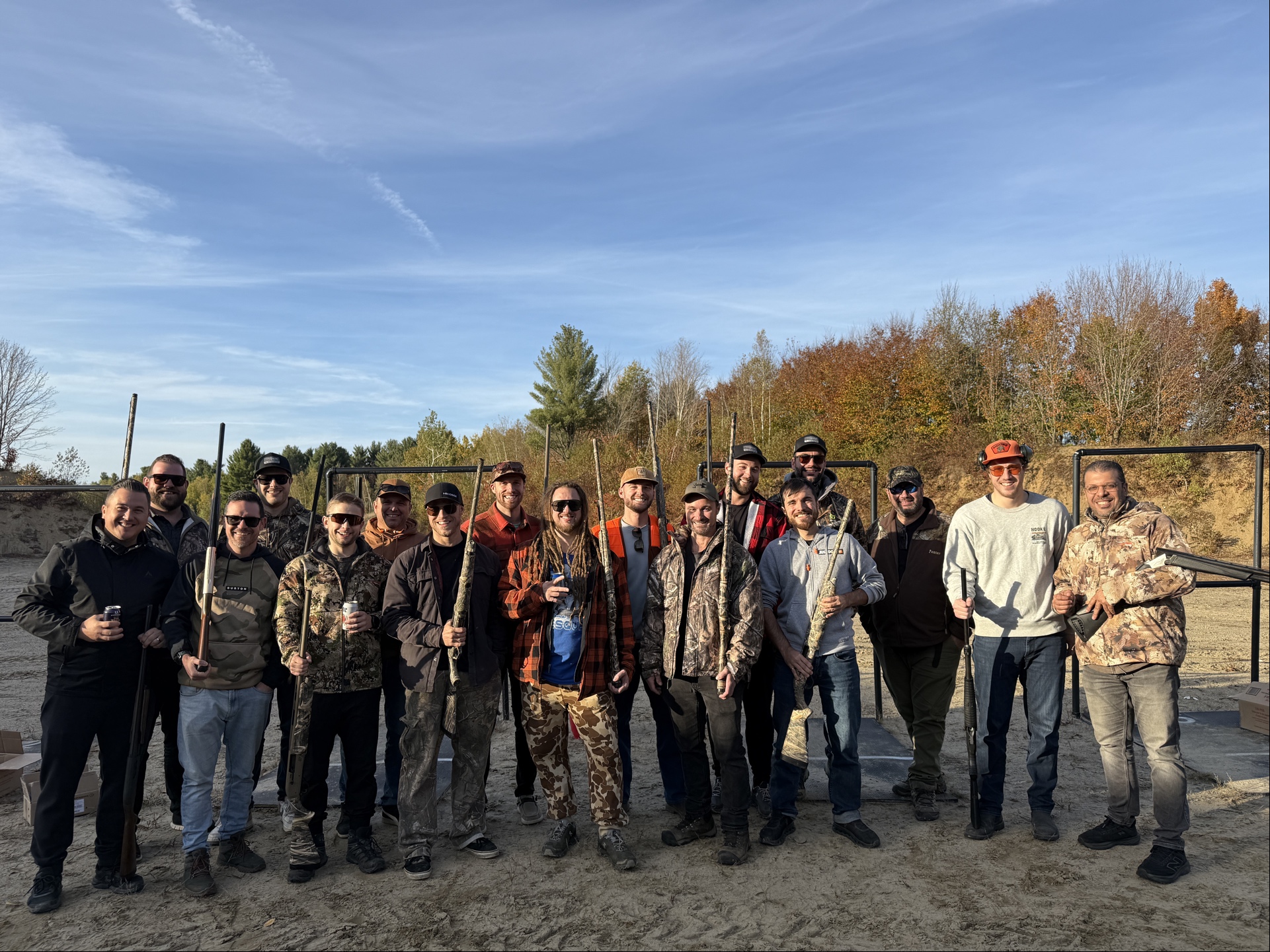 Photo de groupe avec fusils en automne