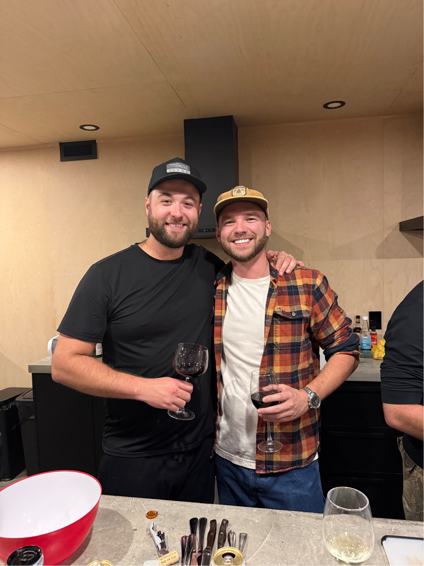 Deux amis avec verres de vin