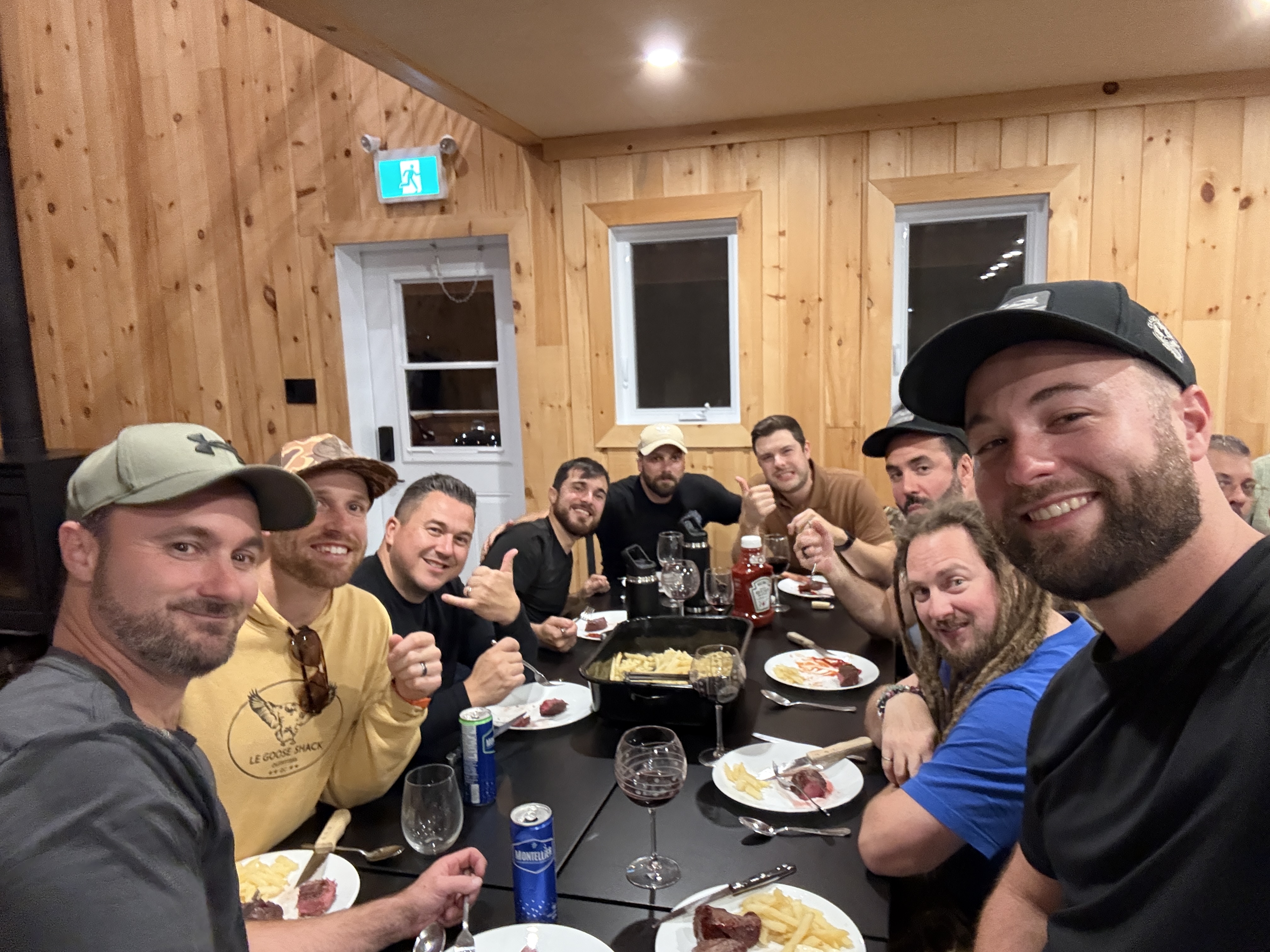 Groupe à table, ambiance conviviale