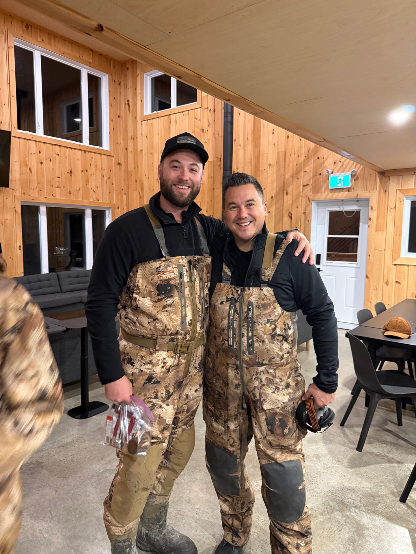 Deux amis en habit de chasse