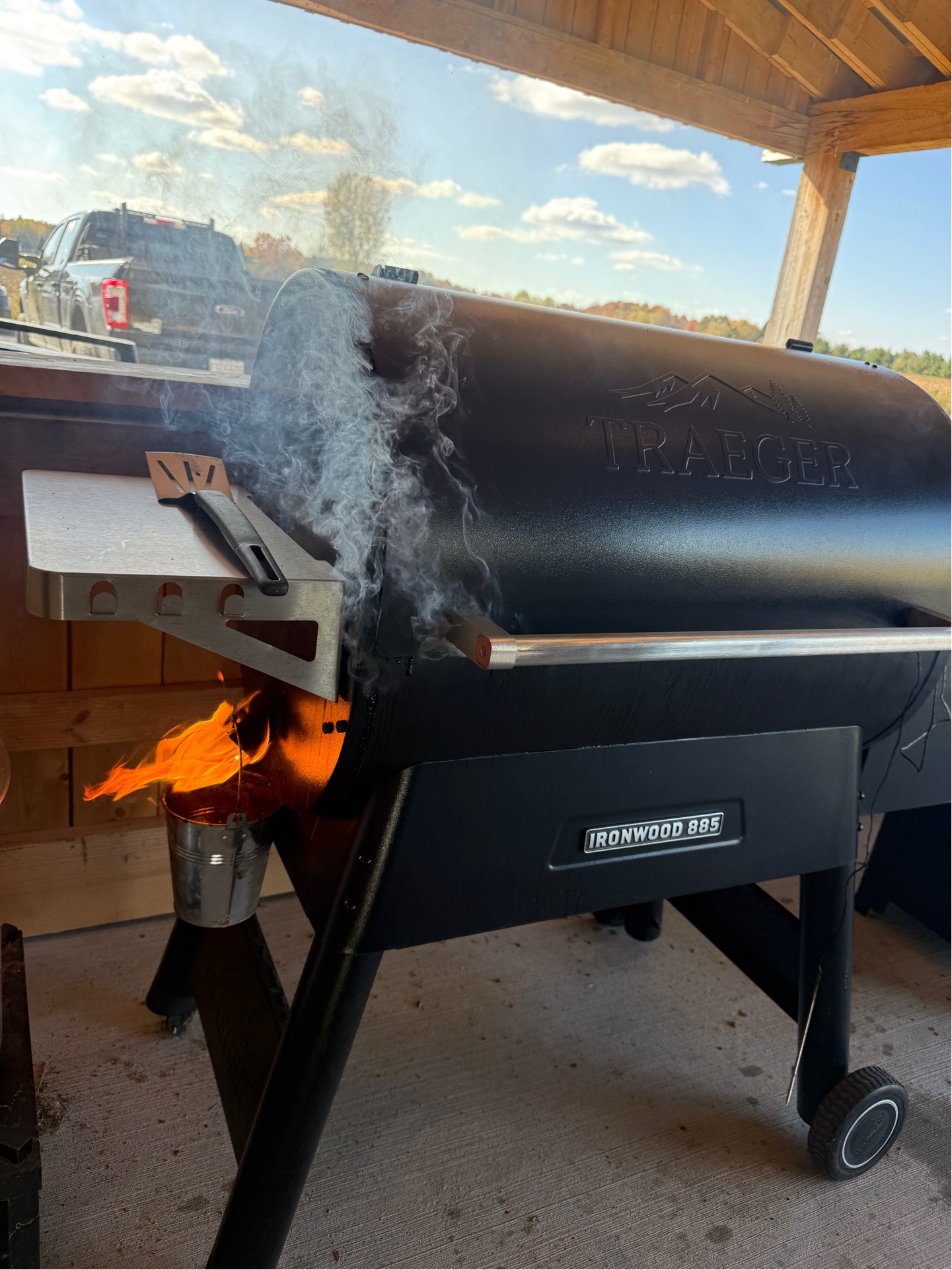 BBQ Traeger fumant