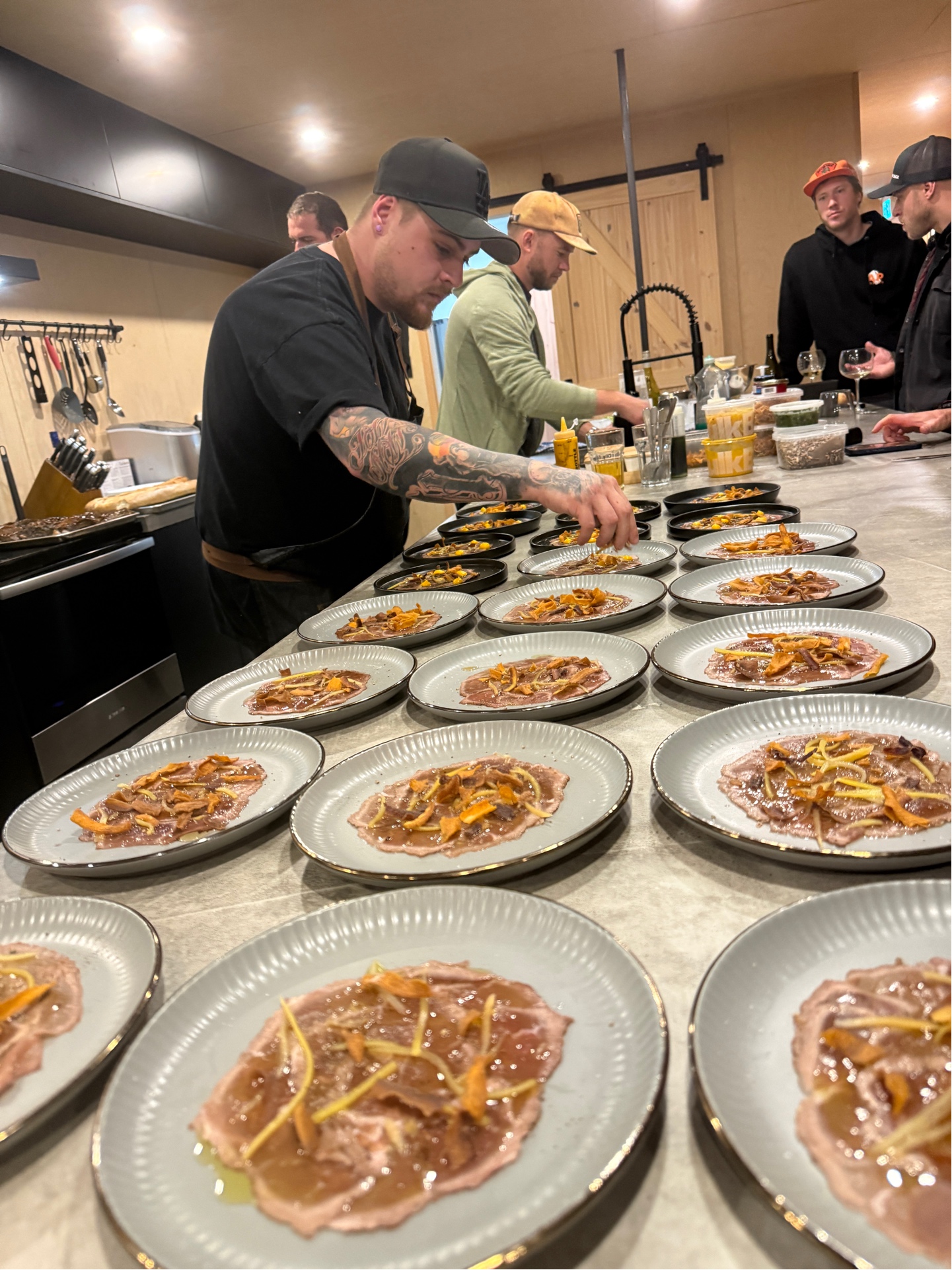 Cheffe qui prépare des assiettes