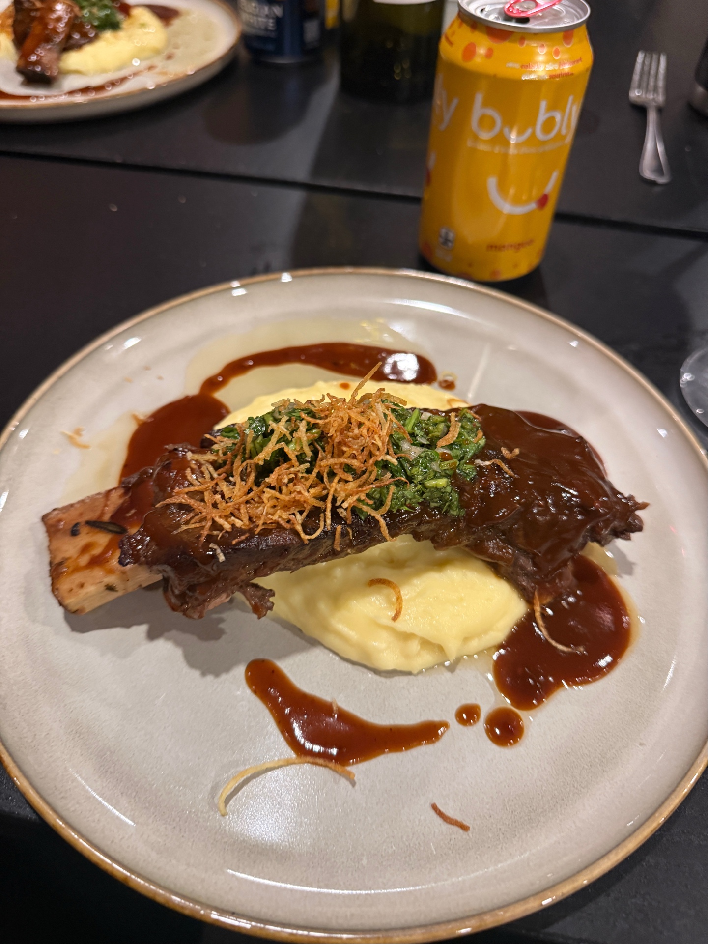 Plat gastronomique côte levée avec purée