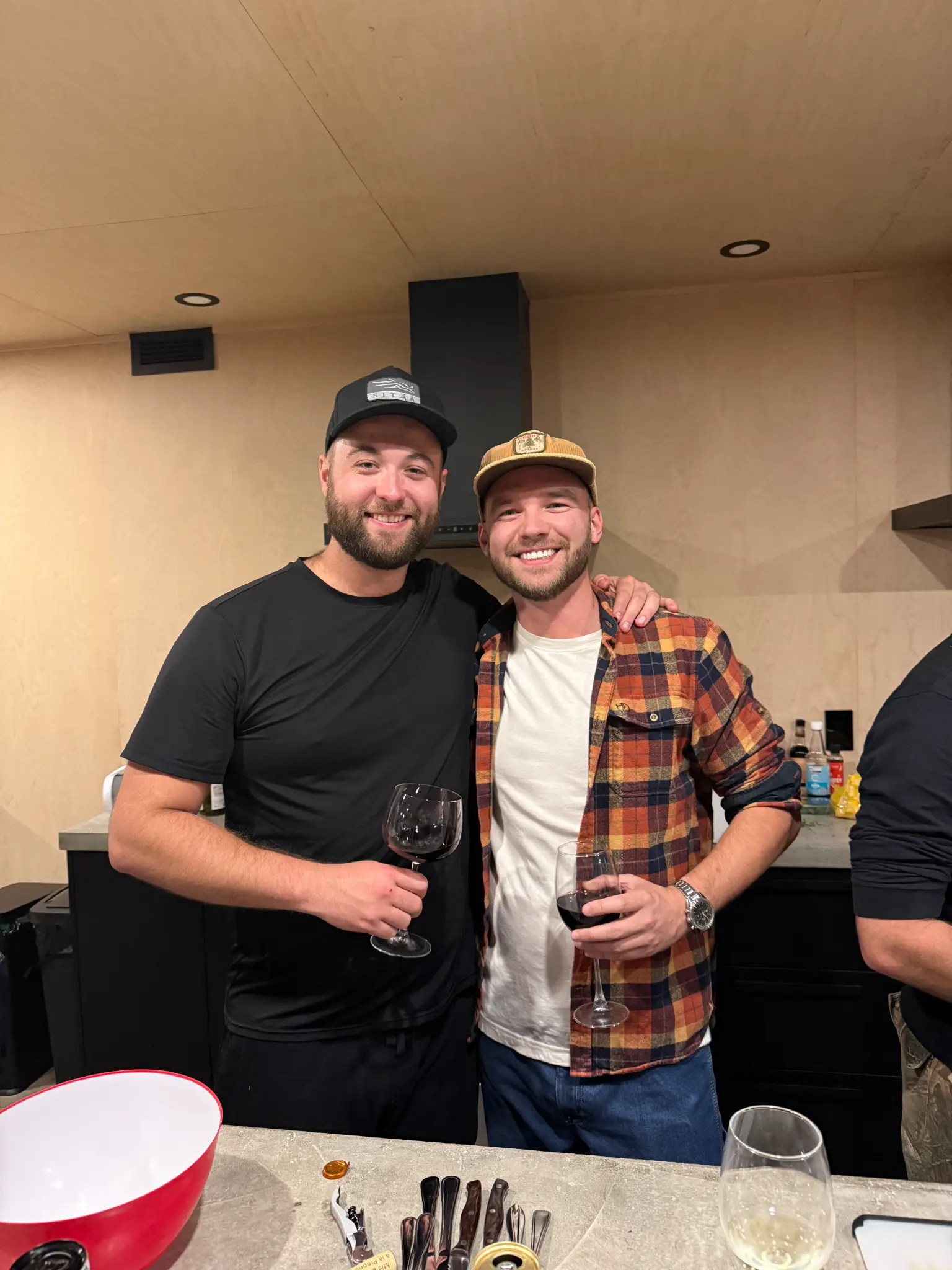 Deux participants avec verres de vin dans la cuisine du lodge