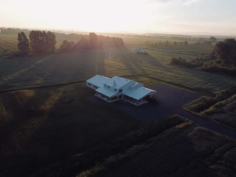 Vue aérienne du lodge au lever du soleil