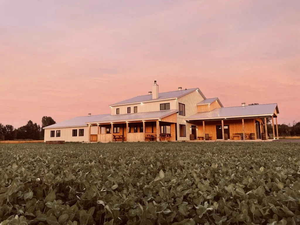 La Cache Outfitters — façade extérieure au coucher du soleil