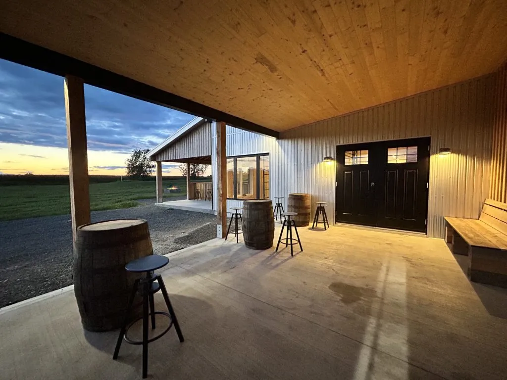 Terrasse extérieure avec tonneaux et foyer au coucher du soleil