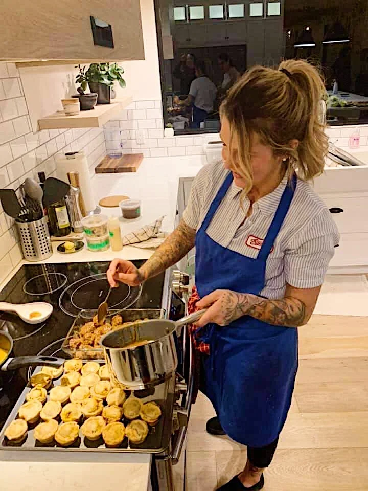 Cheffe Fanny Lehouillier en cuisine préparant le souper